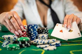 Antarmuka aplikasi mobile ayobet88 menampilkan menu utama dengan opsi untuk pertandingan Liga 1, slot Aviator, dan live dealer